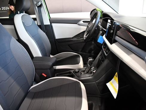 New 2026 Volkswagen Taos SE image 24