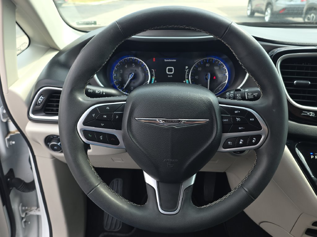 Used 2023 Chrysler Pacifica Touring-L FWD image 17