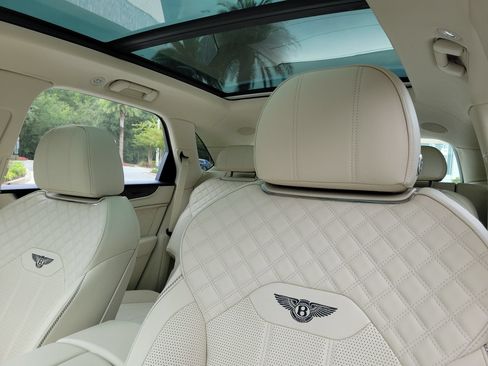 Certified 2022 Bentley Bentayga AWD/4WD image 31