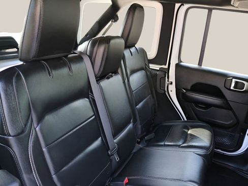 Used 2018 Jeep Wrangler Unlimited Sahara AWD/4WD image 18
