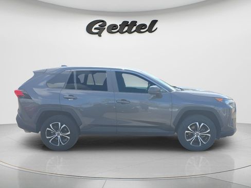 Used 2022 Toyota RAV4 LE FWD image 4