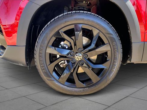 Used 2024 Volkswagen Taos SE w/ Black Wheel Package image 11