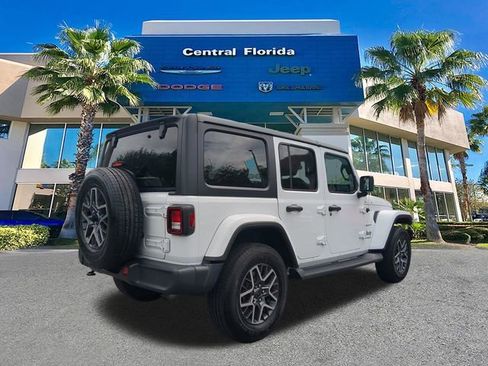 Used 2018 Jeep Wrangler Unlimited Sahara AWD/4WD image 5