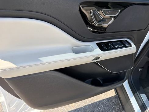 Certified 2025 Lincoln Aviator AWD image 13