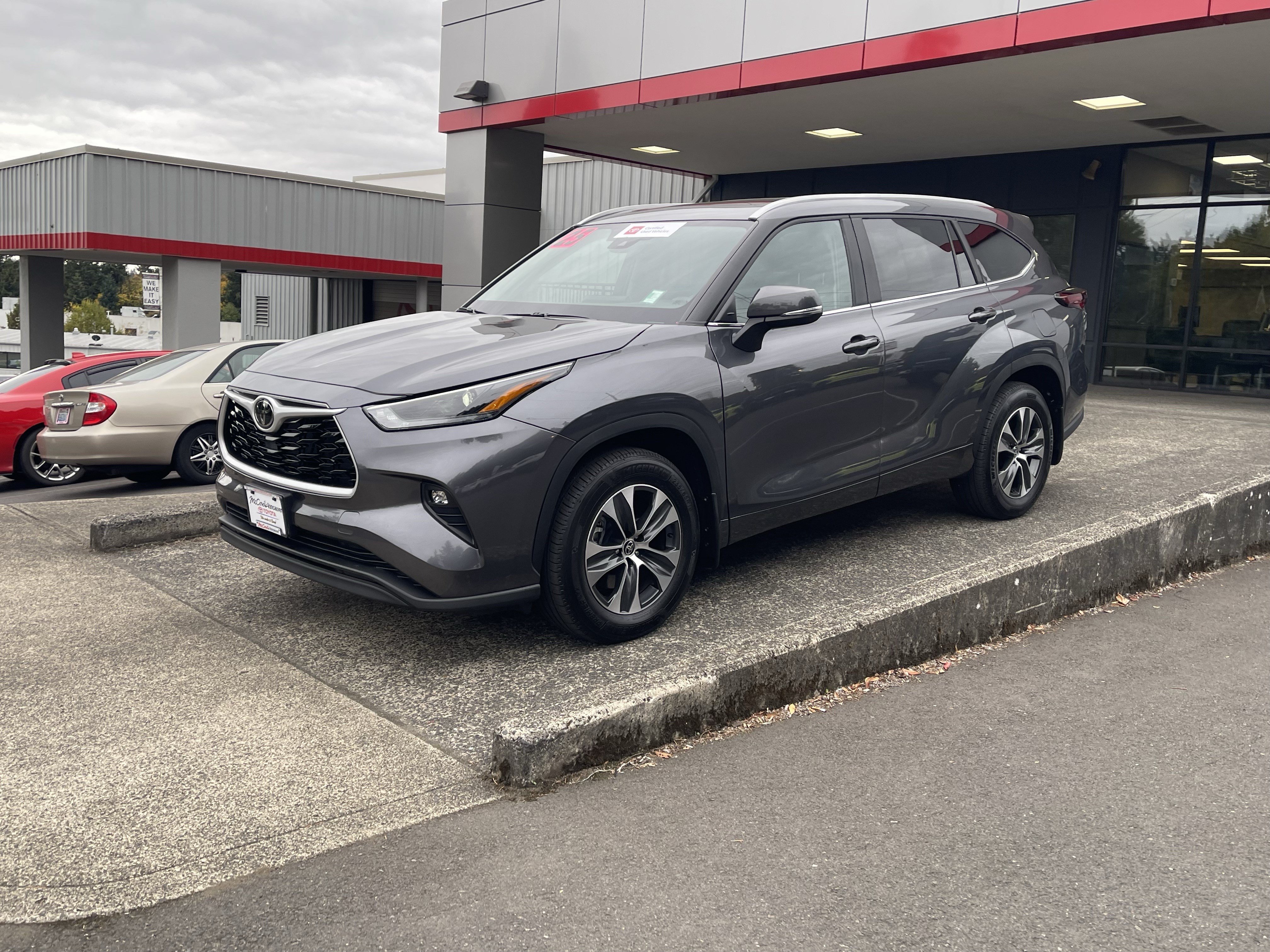 Certified 2025 Toyota Highlander XLE AWD/4WD image 3