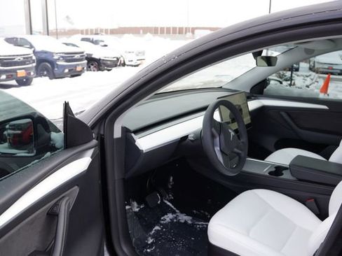 Used 2025 Tesla Model Y Long Range image 14