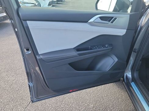 Certified 2025 Volkswagen Taos SE FWD image 15