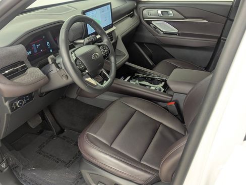 Used 2025 Ford Explorer Platinum image 5