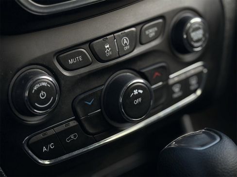 Used 2019 Jeep Cherokee Latitude w/ Popular Appearance Group image 18