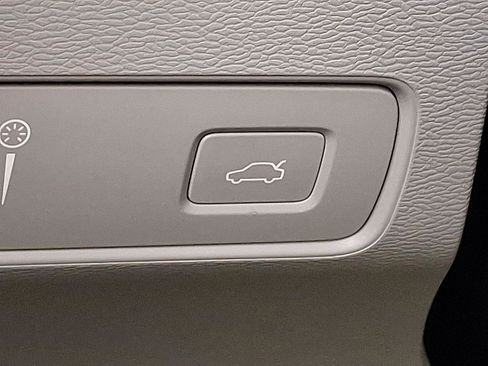 Used 2019 Volvo XC40 T5 Momentum image 25