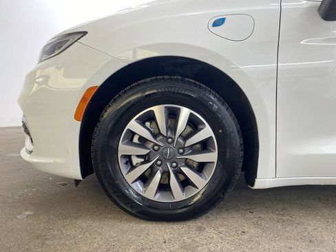 Used 2023 Chrysler Pacifica Touring-L image 12