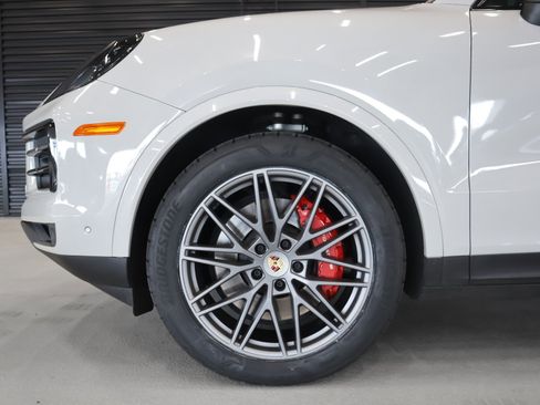 Used 2024 Porsche Cayenne AWD/4WD image 12