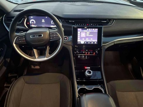 Used 2023 Jeep Grand Cherokee Laredo image 12