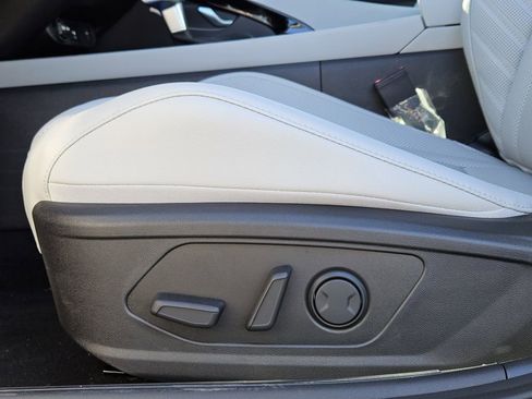 New 2025 Hyundai Elantra Limited FWD image 24