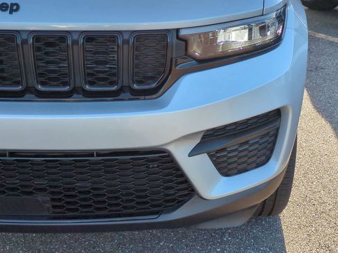 New 2025 Jeep Grand Cherokee Altitude image 11