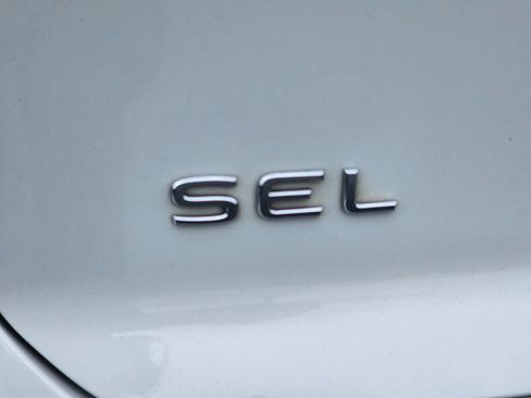 Used 2022 Volkswagen Atlas Cross Sport SEL R-Line image 2