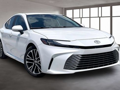 Used 2025 Toyota Camry XLE FWD image 3