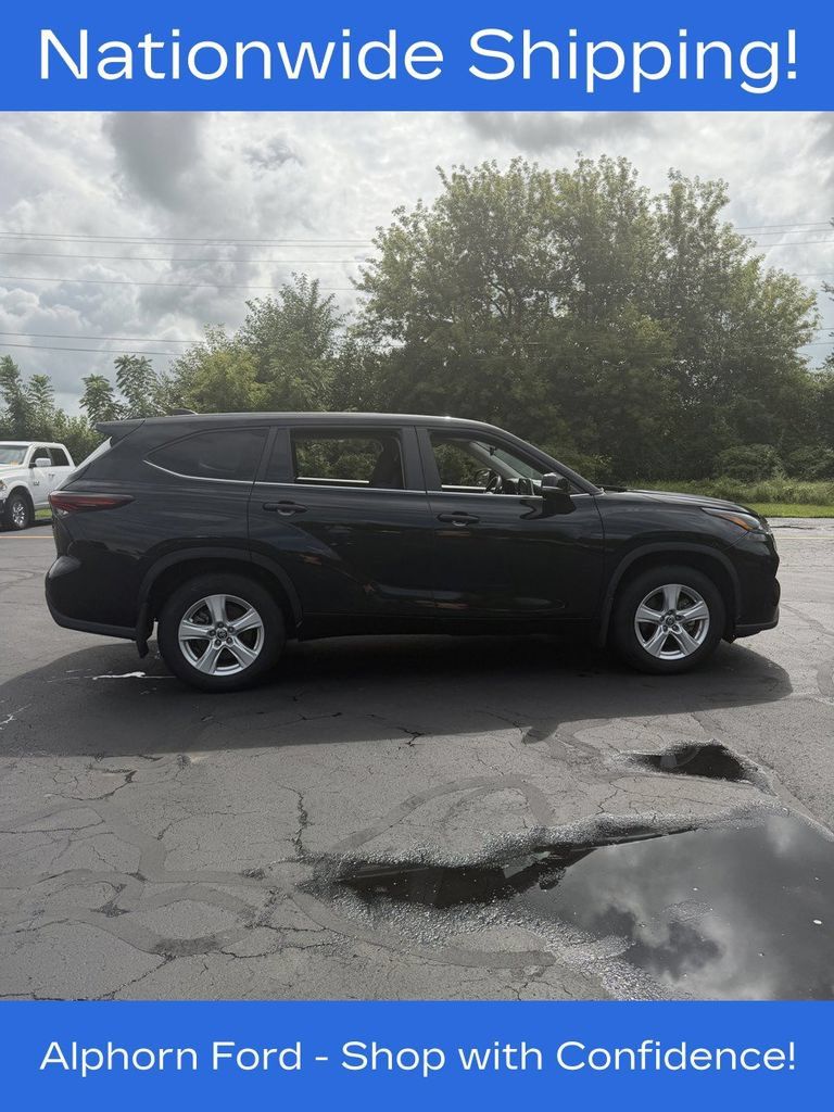 Used 2024 Toyota Highlander LE AWD/4WD image 10