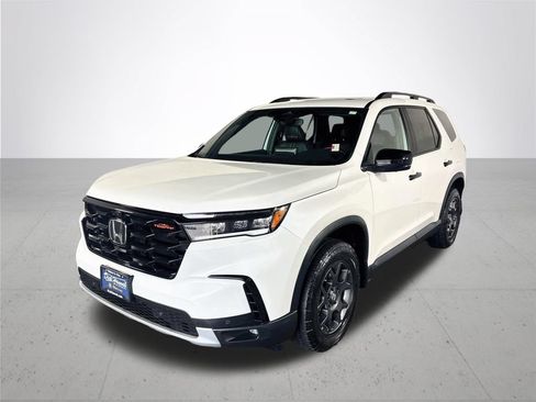 Used 2024 Honda Pilot TrailSport image 2