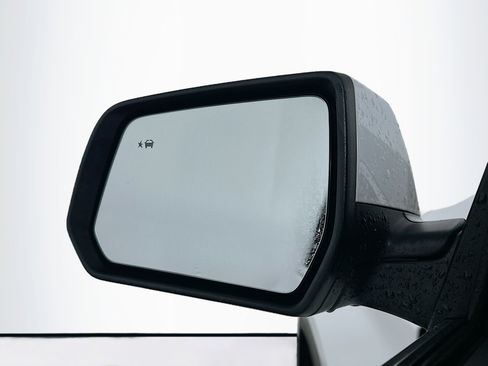 Used 2023 Chevrolet Traverse LT image 16