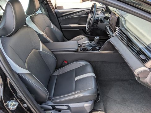 Used 2025 Toyota Camry SE FWD image 8