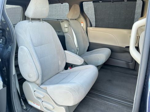 Used 2018 Toyota Sienna LE w/ Carpet Mat Package FWD image 18