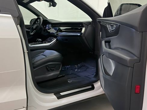 Used 2019 Audi Q8 Premium image 25