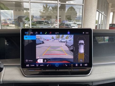 Used 2025 Volkswagen Tiguan SE w/ Panoramic Sunroof Package image 4