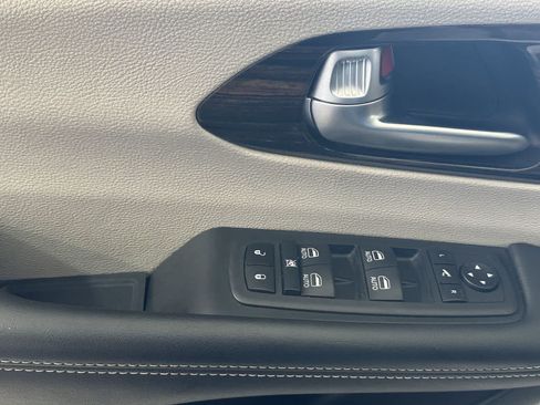 Used 2023 Chrysler Pacifica Limited FWD image 13