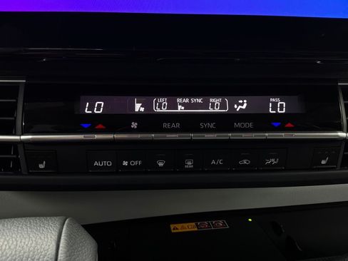 Used 2025 Toyota Sienna XLE FWD image 30