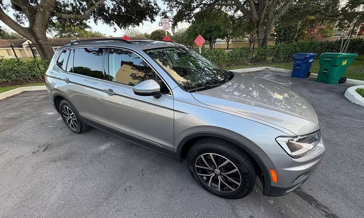 Used 2021 Volkswagen Tiguan SE w/ Panoramic Sunroof Package FWD image 8