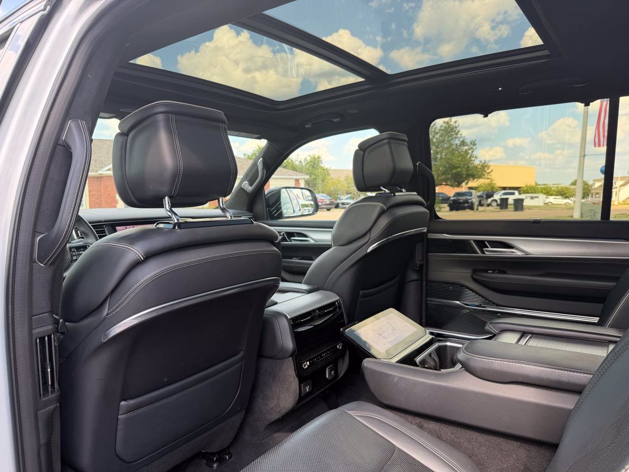 Used 2023 Jeep Grand Wagoneer Series II AWD/4WD image 15