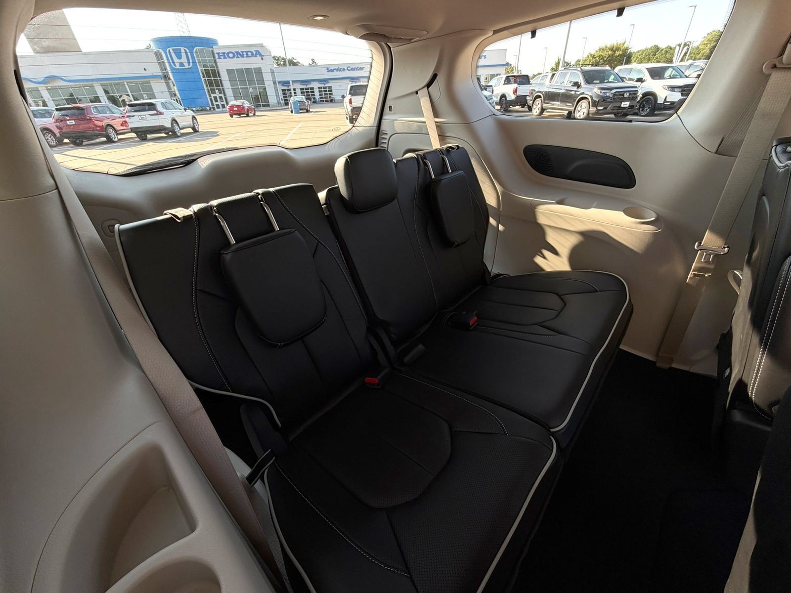 Used 2024 Chrysler Pacifica Limited AWD/4WD image 29
