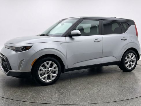Used 2025 Kia Soul LX w/ LX Technology Package FWD image 3