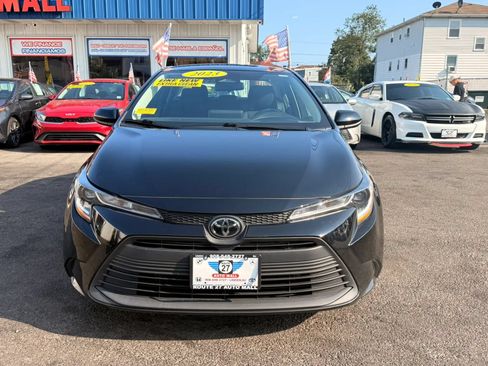 Used 2023 Toyota Corolla LE FWD image 3