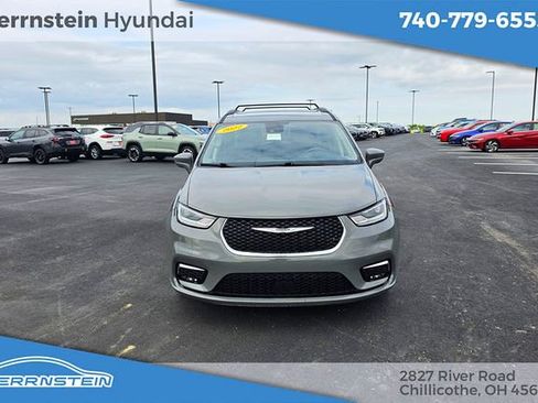 Used 2022 Chrysler Pacifica Touring-L FWD image 2