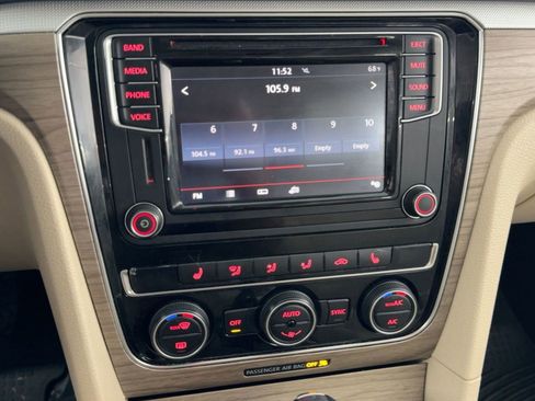 Used 2017 Volkswagen Passat 1.8T SE w/ SE Lighting Package image 24