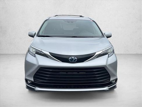 Used 2025 Toyota Sienna XLE image 2