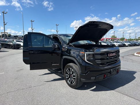 Used 2023 GMC Sierra 1500 AT4 w/ AT4 Premium Package AWD/4WD image 22