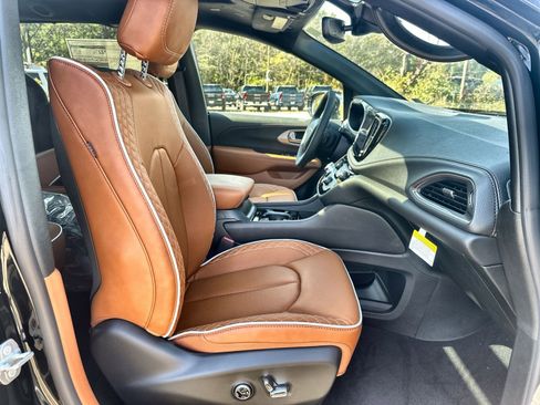 New 2026 Chrysler Pacifica Pinnacle image 28