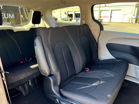 Used 2020 Chrysler Voyager L image 24
