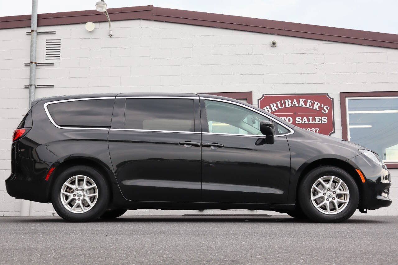 Used 2021 Chrysler Voyager LX FWD image 1