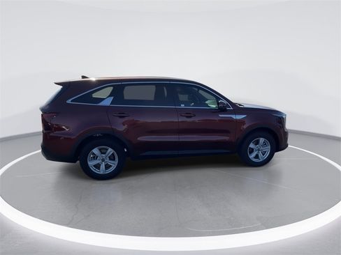 Used 2025 Kia Sorento LX image 9
