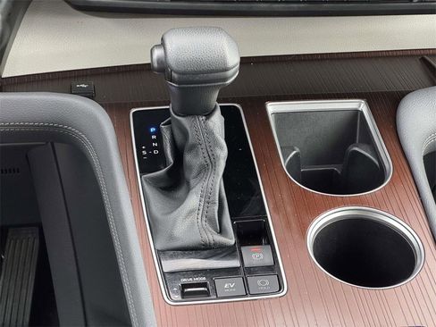 Used 2024 Toyota Sienna LE image 6