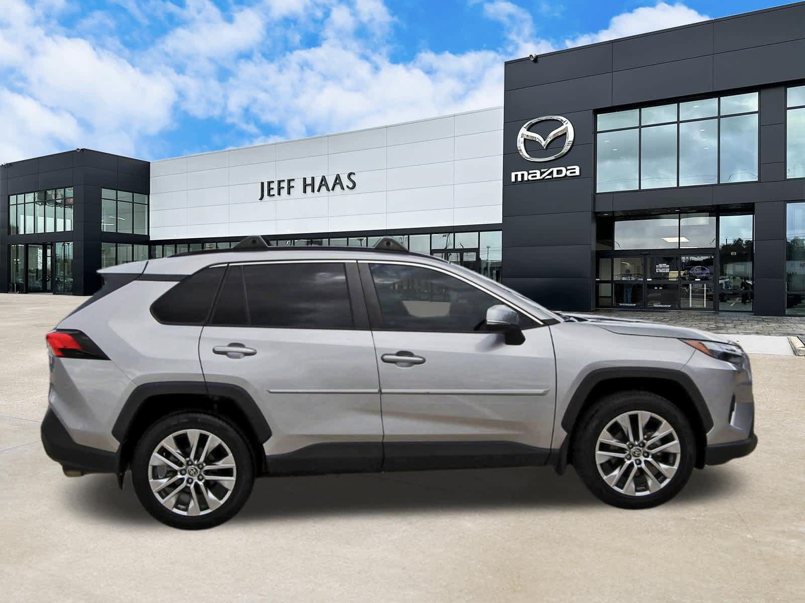Used 2022 Toyota RAV4 XLE Premium FWD image 5