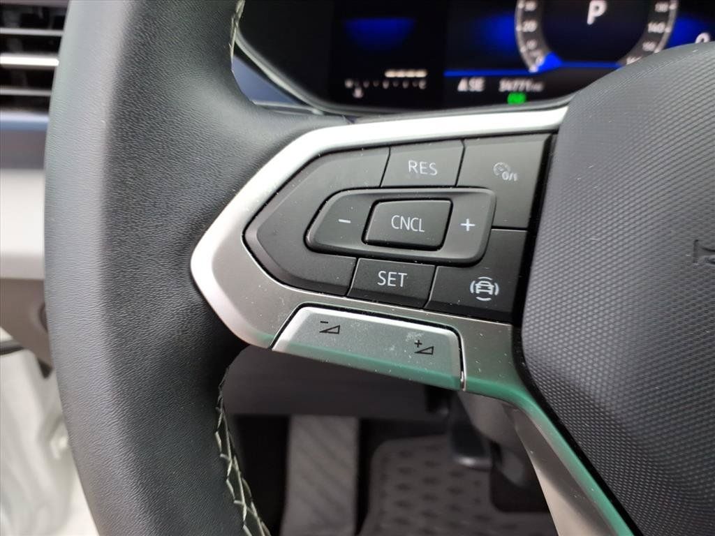 Used 2022 Volkswagen Taos SE w/ Panoramic Sunroof Package FWD image 25