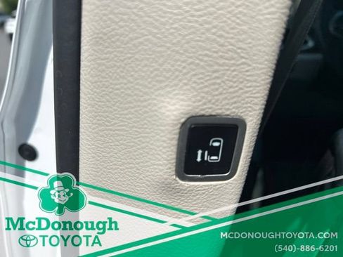 Used 2023 Chrysler Voyager LX FWD image 13