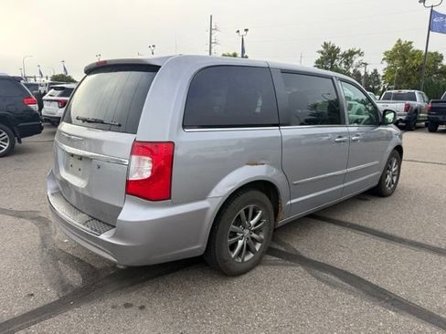 Used 2015 Chrysler Town & Country S FWD image 10