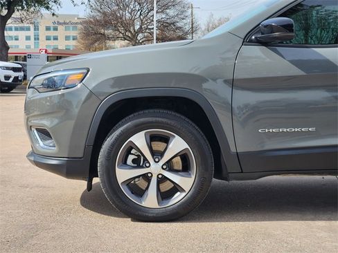 Used 2022 Jeep Cherokee Limited image 9
