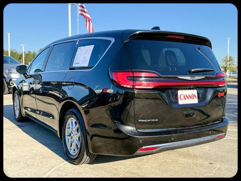 Used 2024 Chrysler Pacifica Touring-L FWD image 11